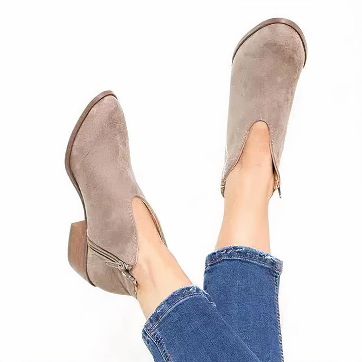 Vielseitige graue Damen Stiefeletten mit spitzem Zeh. Modische Frauen Schuhe für stilvolle Herbst- und Winterlooks.