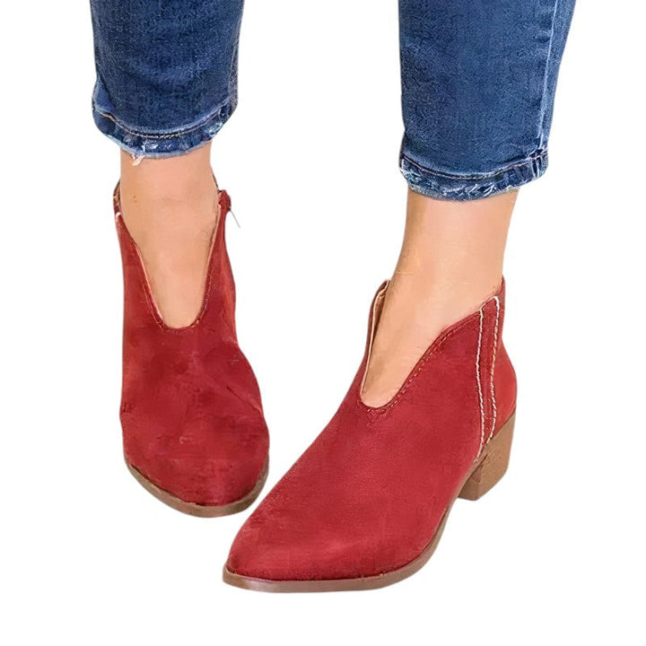 Trendige Damen Stiefeletten mit spitzem Zeh im Leopardenmuster. Elegante Frauen Schuhe für modische Auftritte.
