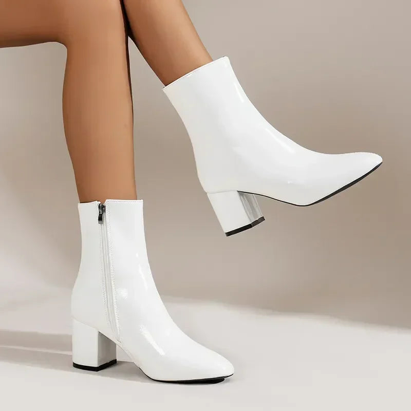 Elegante schwarze Damenstiefeletten mit Blockabsatz & seitlichem Reißverschluss. Bequem für Herbst.