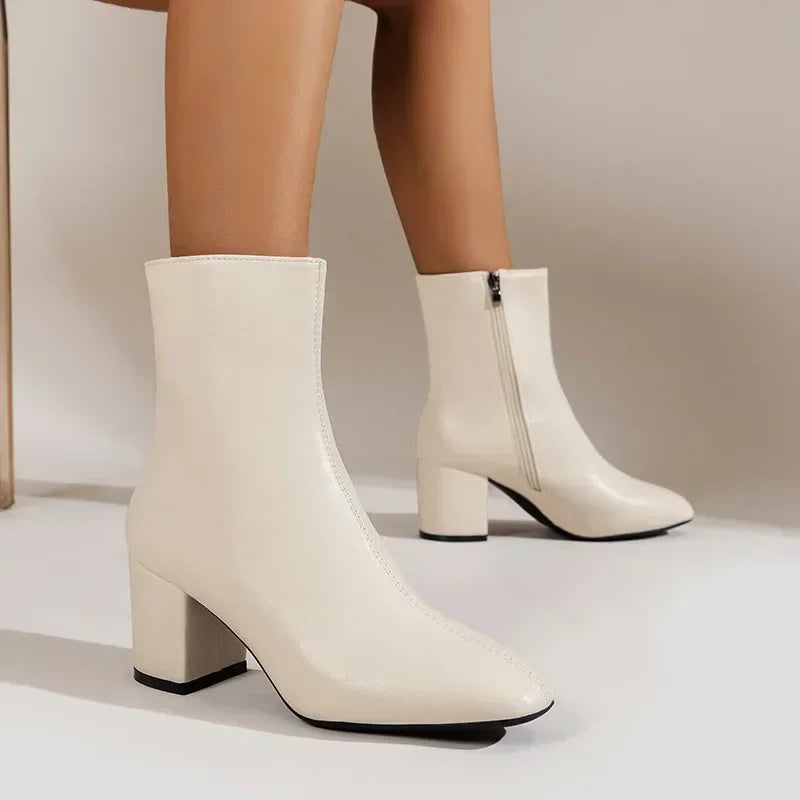 Bequeme Damen-Absatzstiefeletten mit robustem Absatz & praktischem Reißverschluss, ideal für Herbst/Winter.