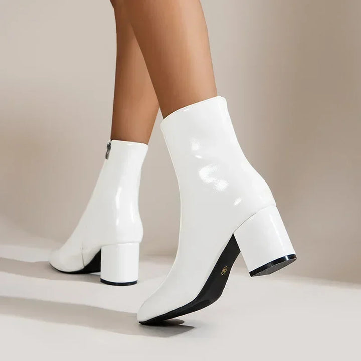 Klassische Damenstiefel mit Absatz, elegantes Design mit Reißverschluss, perfekt für Herbst-Outfits.