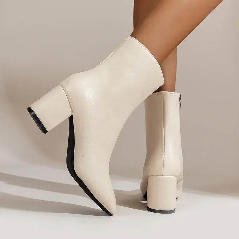 Stylische schwarze Damenstiefeletten mit bequemem Absatz & leichtem Reißverschluss. Elegant & vielseitig.