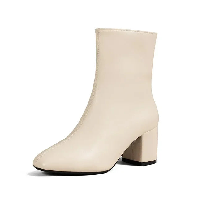 Moderne Damen-Absatzstiefeletten mit stabilem Blockabsatz & rutschfester Sohle. Chic für den Alltag.