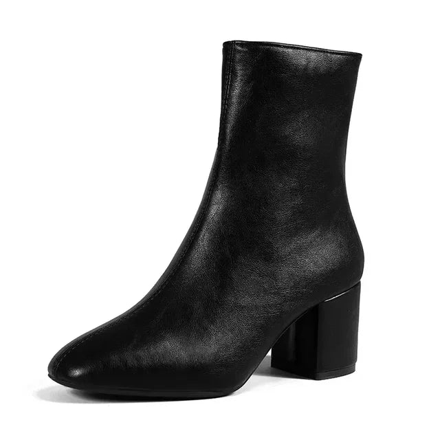Detailaufnahme eleganter Damenstiefel, zeigt Reißverschluss & hochwertiges Material. Perfekter Herbstschuh.