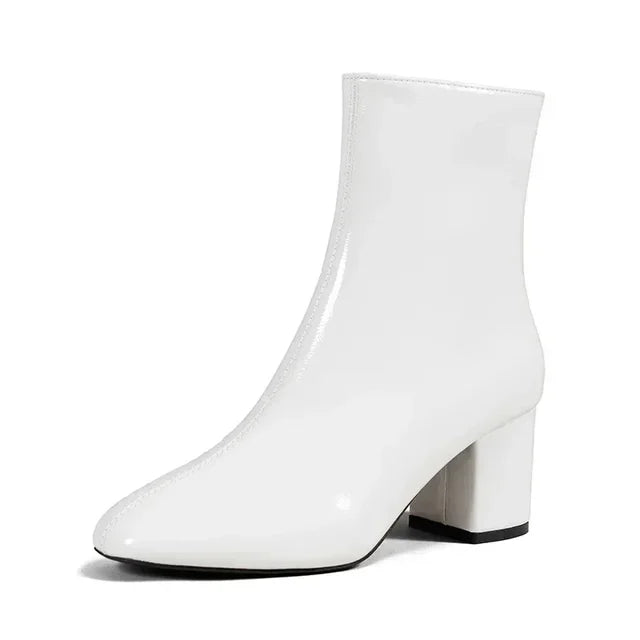Elegante Damen-Absatzstiefeletten von Model getragen, vereinen Komfort & Stil für den Herbst.