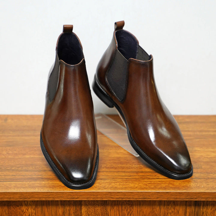 Hochwertige Herrenstiefel: Chelsea Boots mit elastischen Einsätzen, bequem und vielseitig für jeden Tag.