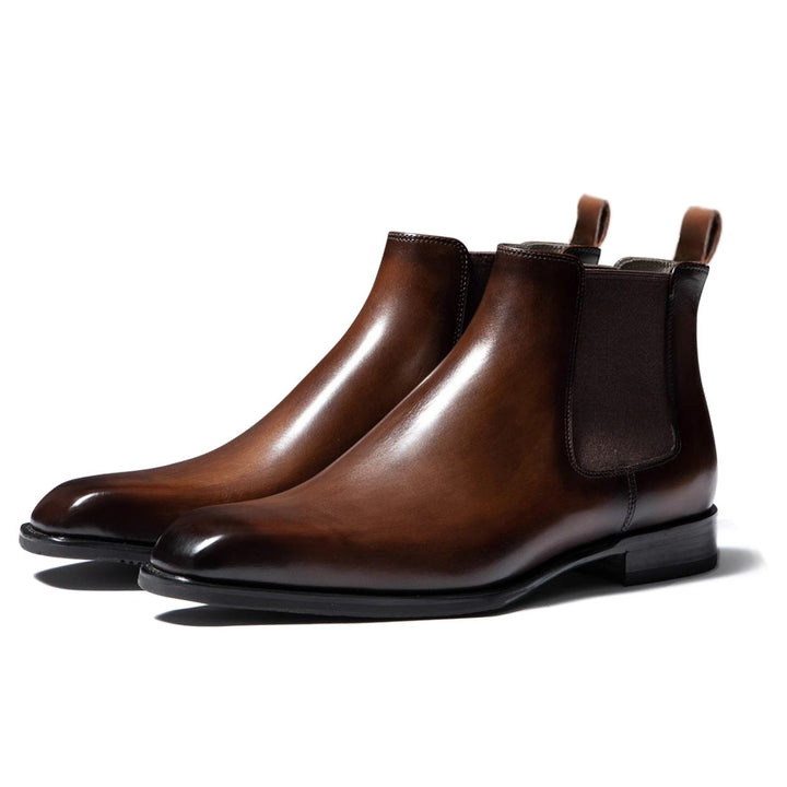 Klassische braune Herren Chelsea Boots, formelle Schuhe, ideal für Übergangssaison und gehobene Business-Outfits.