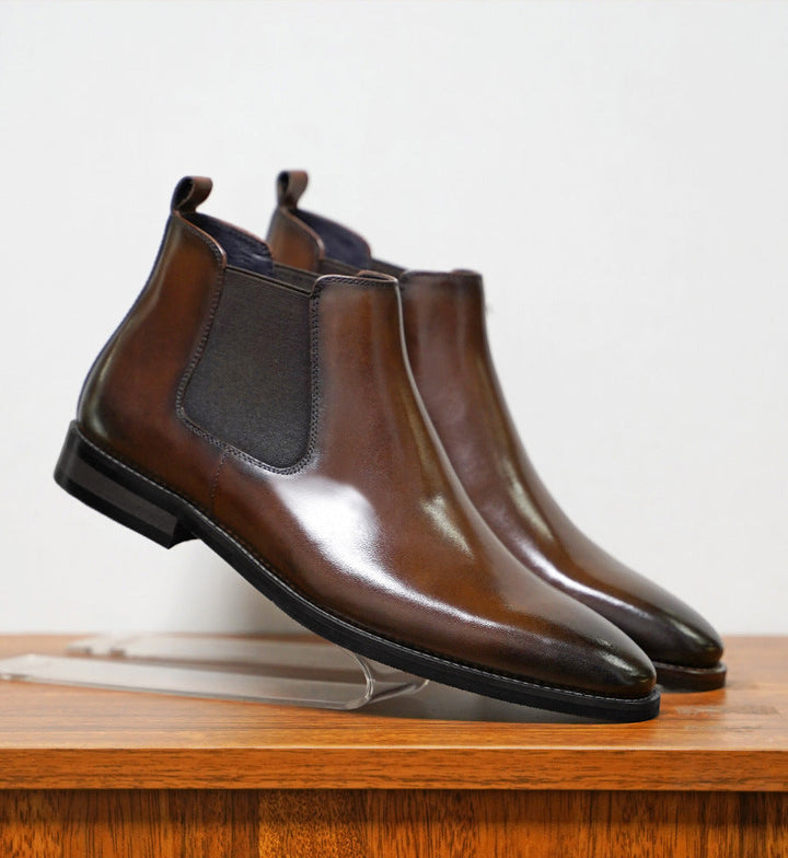 Detailansicht der Herren Chelsea Boots: eleganter Knöchelhöhe-Schaft und robuste Sohle für optimalen Halt.