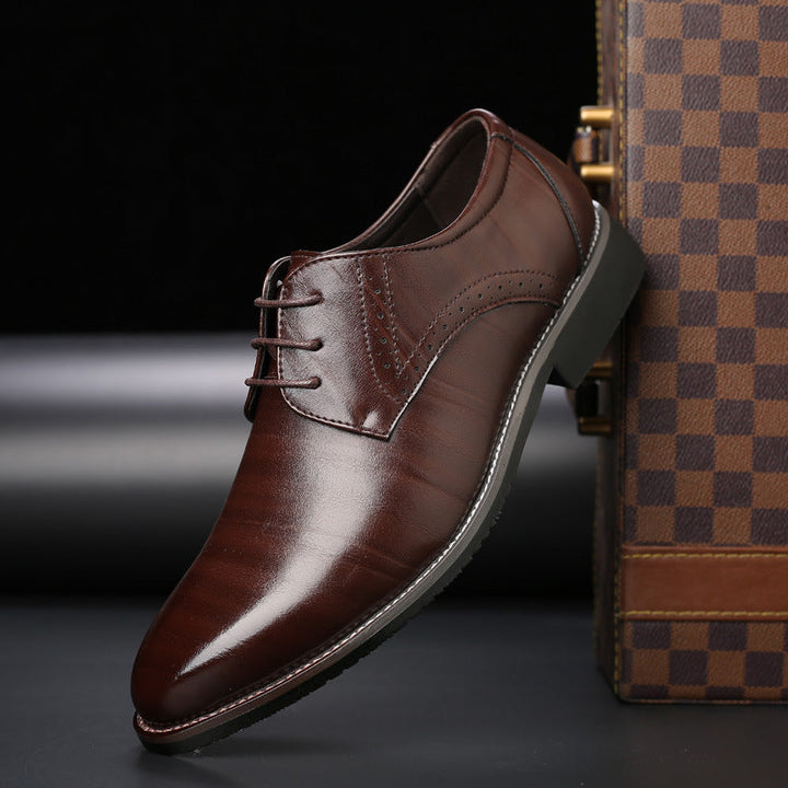 Stilvolle braune Herren Brogues, klassische Schnürschuhe mit feinen Brogue-Details, ideal für elegante Outfits.