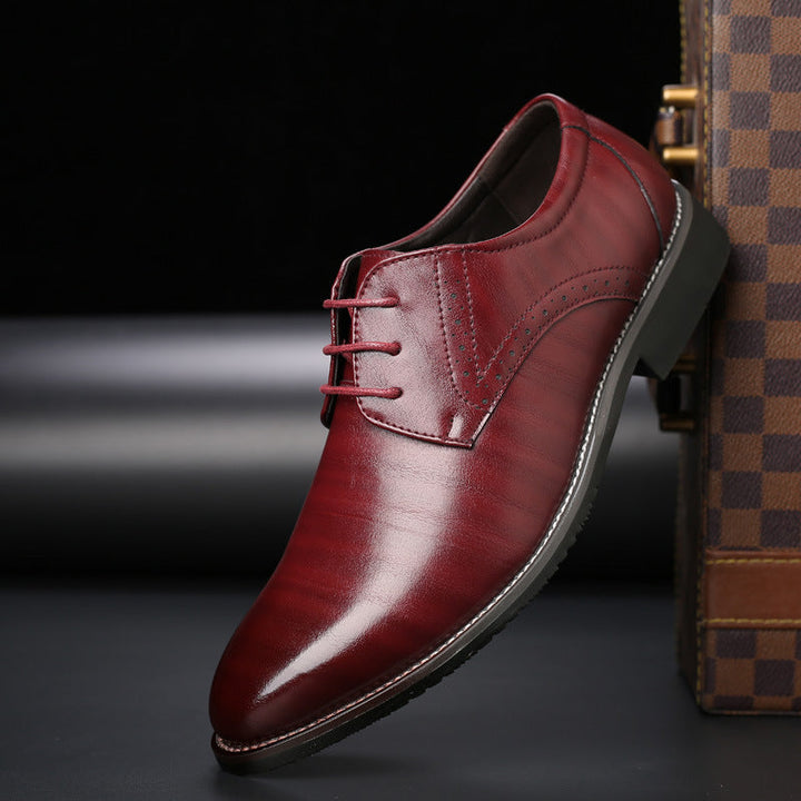 Klassische Herren Brogues in Gelb, zeitlose Schnürschuhe mit traditionellen Lochmustern, sehr stilvoll.