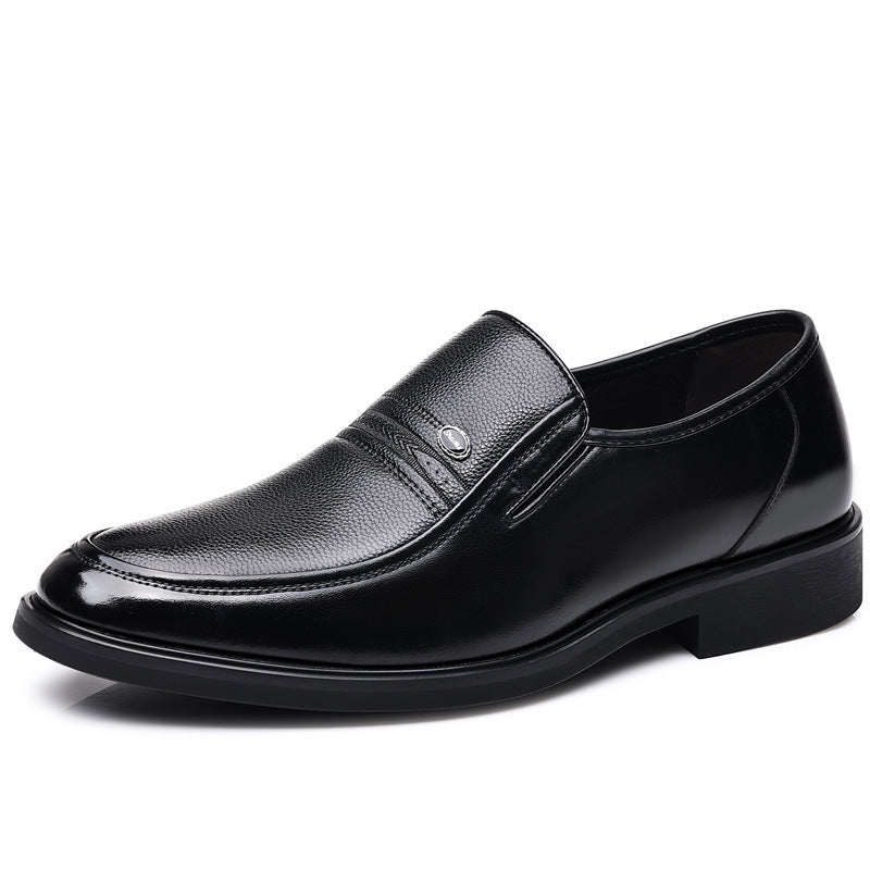 Mann trägt elegante Businessschuhe im Büro. Vielseitige klassische Herrenschuhe für Business & Freizeit.