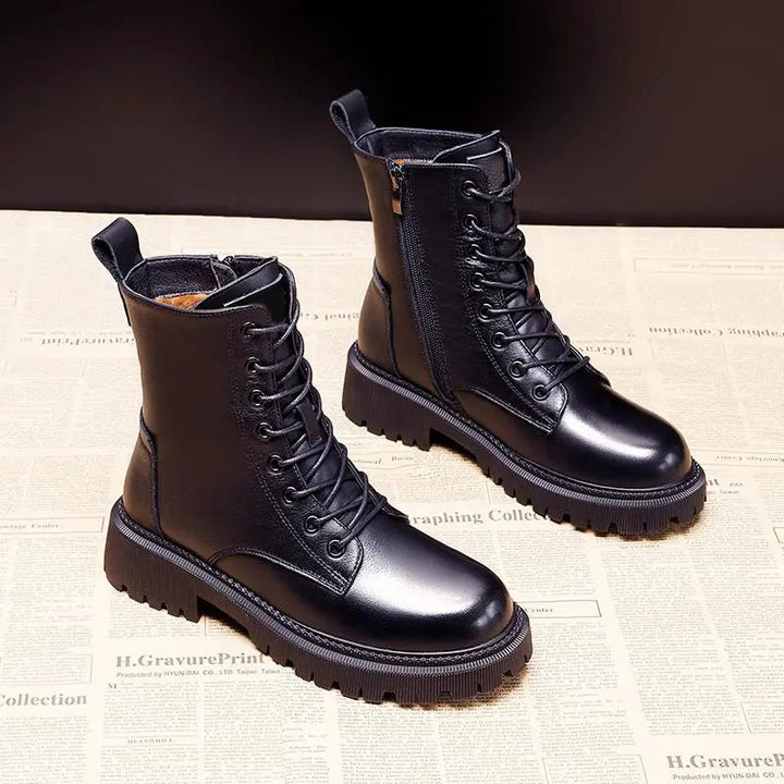 Elegante schwarze Leder Damen Winterstiefel mit Plüschfutter, robust und stilvoll, perfekte Wahl für kalte Tage.