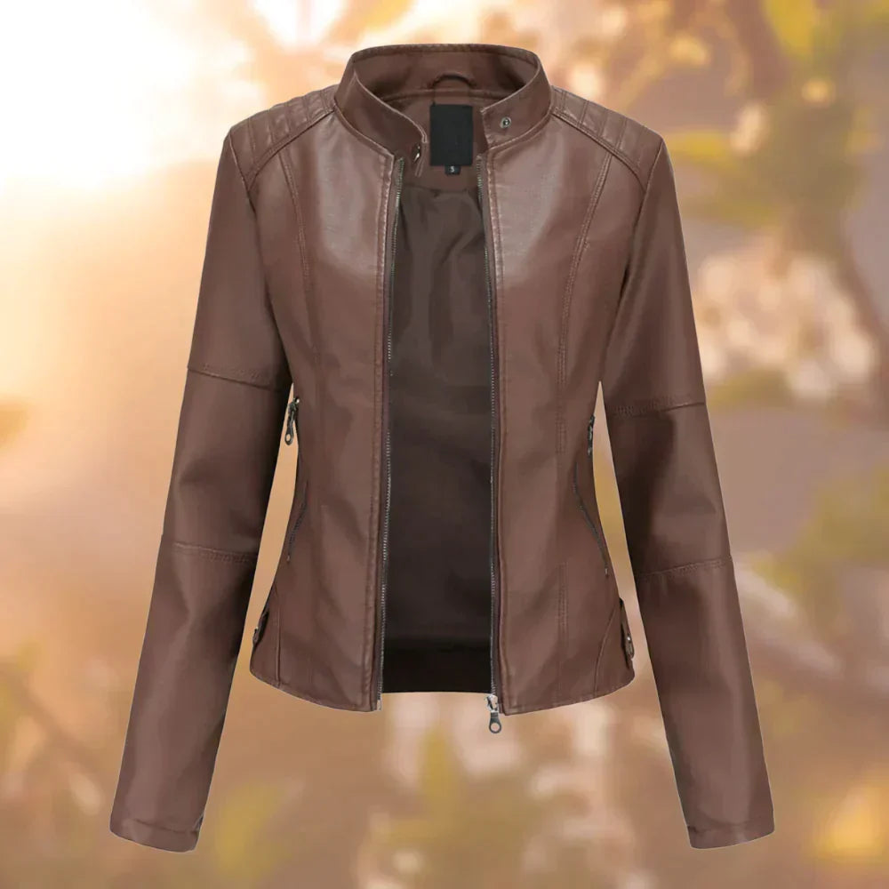 Modische Damen Bikerjacke mit Reißverschlüssen und tailliertem Schnitt. Schick für Alltag und Freizeit. Urbaner Trend.