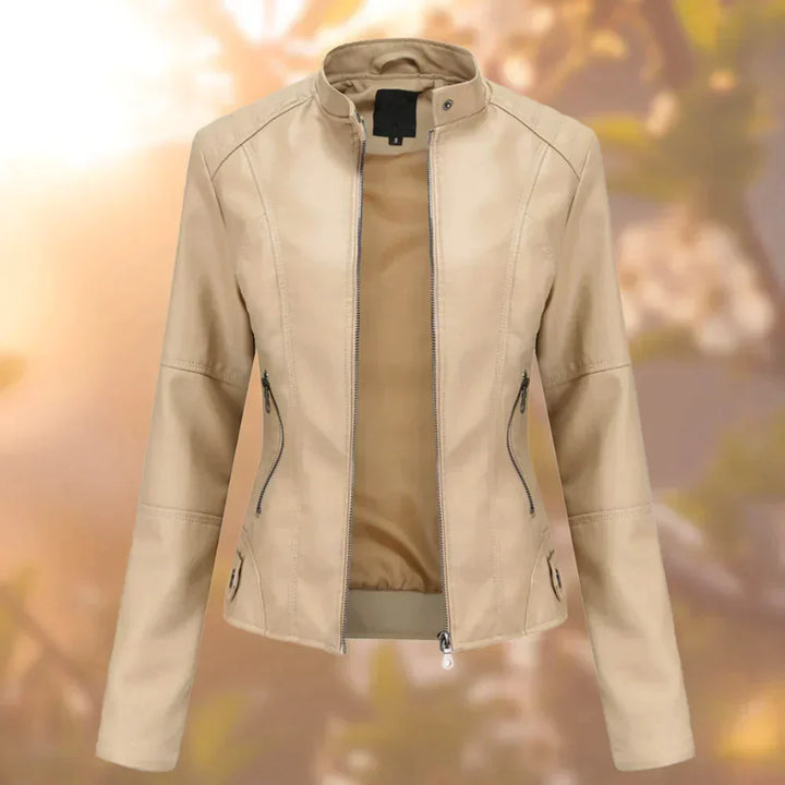 Selbstbewusste Damen Bikerjacke für den urbanen Lifestyle. Eleganter Slim Fit, vielseitig für Streetwear und Freizeitmode.