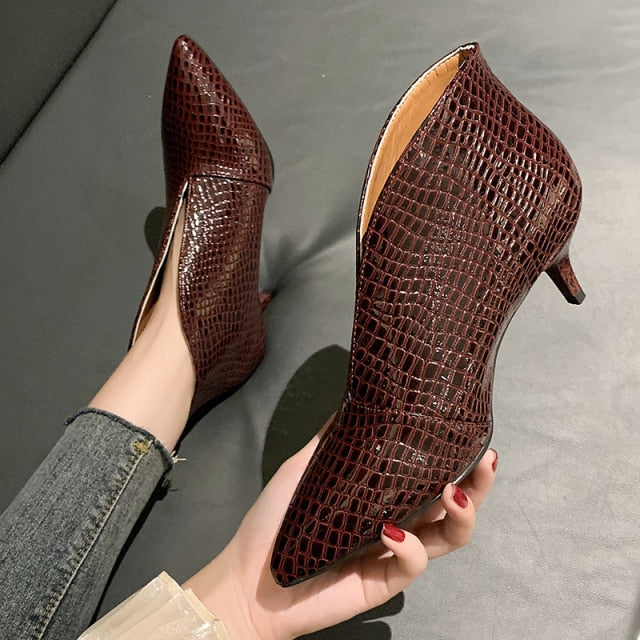 Elegante Damen Stiefeletten mit hohem Absatz und Krokodil-Optik in Burgunderrot, knöchelhoch, stilvoll für besondere Anlässe.