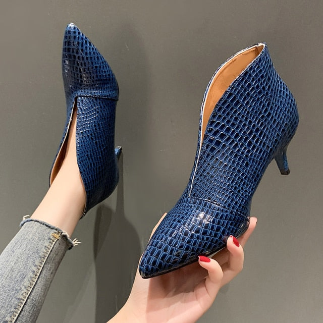 Elegante Damen Stiefeletten mit hohem Absatz und Krokodil-Optik in Burgunderrot, knöchelhoch, stilvoll für besondere Anlässe.