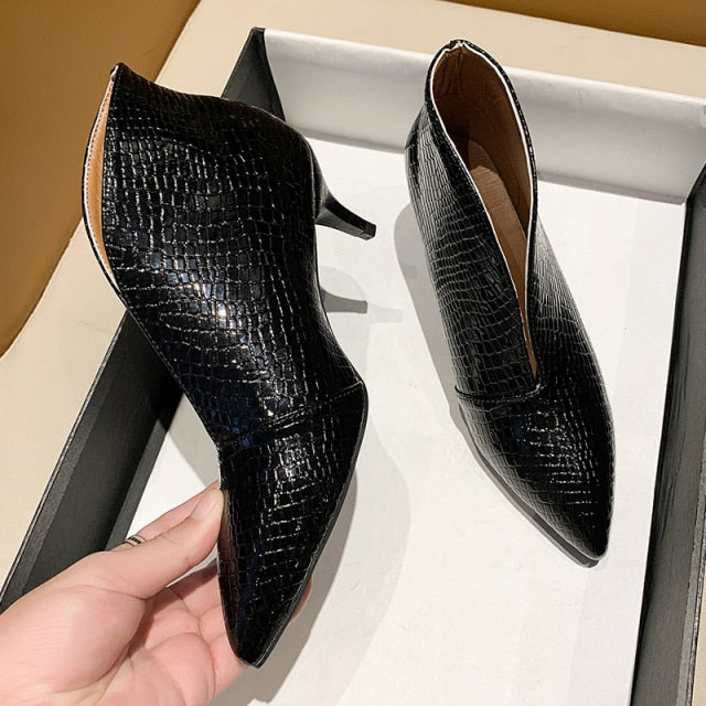Elegante Damen Stiefeletten mit hohem Absatz und Krokodil-Optik in Burgunderrot, knöchelhoch, stilvoll für besondere Anlässe.