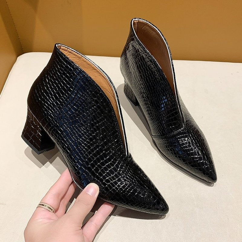 Elegante Damen Stiefeletten mit hohem Absatz und Krokodil-Optik in Burgunderrot, knöchelhoch, stilvoll für besondere Anlässe.