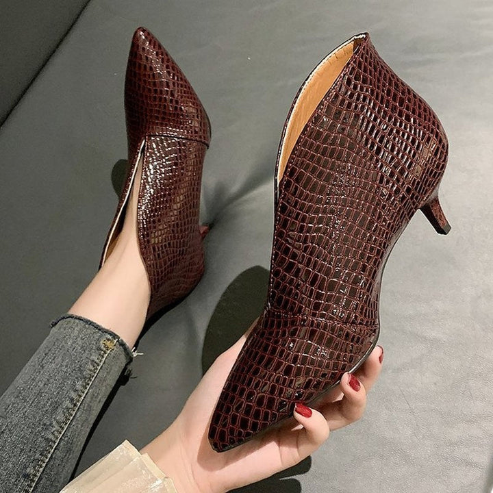 Elegante Damen Stiefeletten mit hohem Absatz und Krokodil-Optik in Burgunderrot, knöchelhoch, stilvoll für besondere Anlässe.