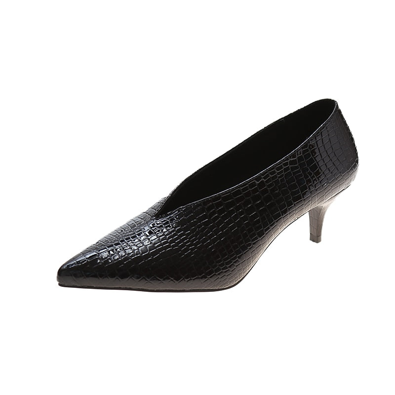 Elegante Damen Stiefeletten mit hohem Absatz und Krokodil-Optik in Burgunderrot, knöchelhoch, stilvoll für besondere Anlässe.