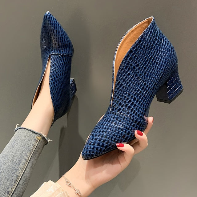 Elegante Damen Stiefeletten mit hohem Absatz und Krokodil-Optik in Burgunderrot, knöchelhoch, stilvoll für besondere Anlässe.