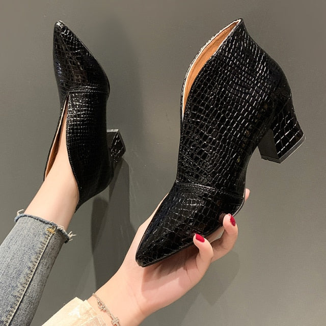 Elegante Damen Stiefeletten mit hohem Absatz und Krokodil-Optik in Burgunderrot, knöchelhoch, stilvoll für besondere Anlässe.