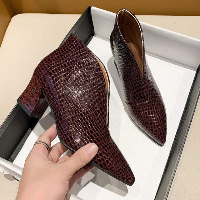 Elegante Damen Stiefeletten mit hohem Absatz und Krokodil-Optik in Burgunderrot, knöchelhoch, stilvoll für besondere Anlässe.