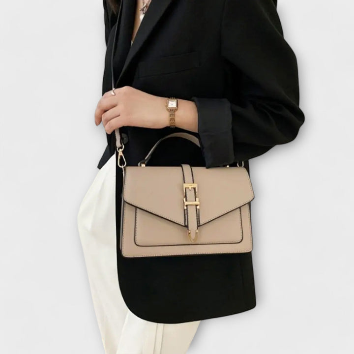Klassische Damen-Handtasche mit feiner Struktur. Stilvolles Accessoire für Sommer und elegante Anlässe.