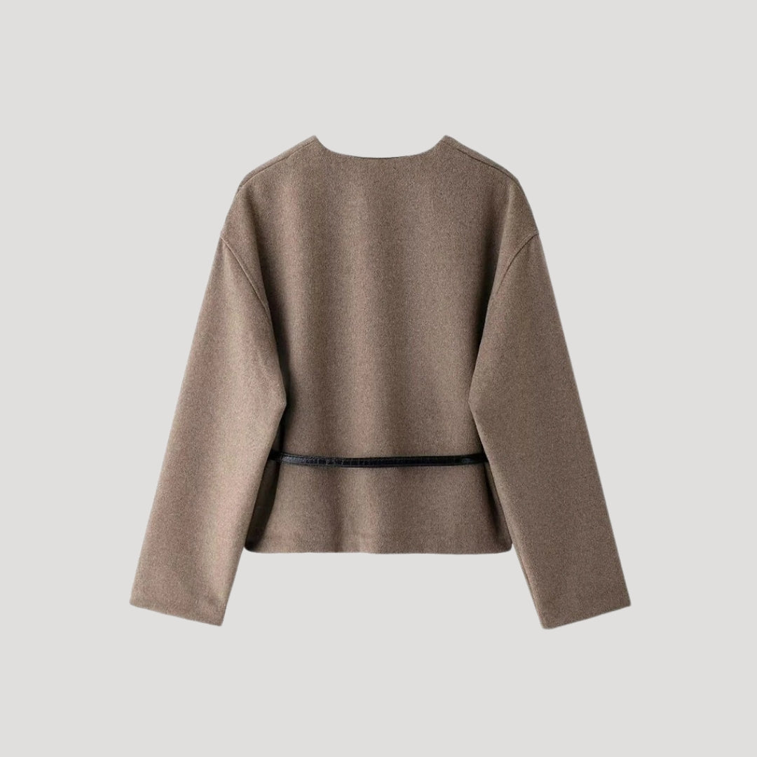 Leichte Damen Frühlings-Wickeljacke in Taupe mit Gürtel. Stilvolle und bequeme Übergangsjacke für Büro & Alltag.