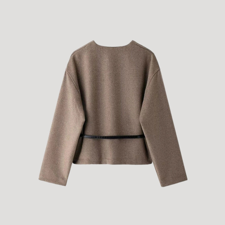 Leichte Damen Frühlings-Wickeljacke in Taupe mit Gürtel. Stilvolle und bequeme Übergangsjacke für Büro & Alltag.