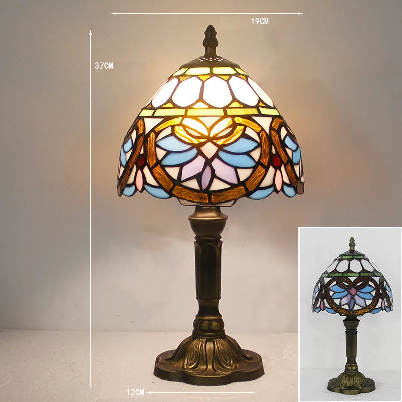 "Elegante Tiffany Schreibtischlampe mit mediterranen Mustern, flexibler Schwanenhals, antike Ausstrahlung für Wohnräume."