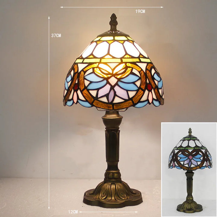"Elegante Tiffany Schreibtischlampe mit mediterranen Mustern, flexibler Schwanenhals, antike Ausstrahlung für Wohnräume."
