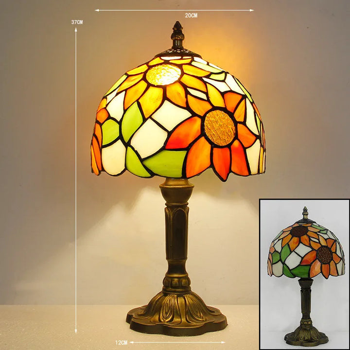 "Elegante Tiffany Schreibtischlampe mit mediterranen Mustern, flexibler Schwanenhals, antike Ausstrahlung für Wohnräume."