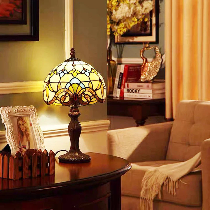 "Elegante Tiffany Schreibtischlampe mit mediterranen Mustern, flexibler Schwanenhals, antike Ausstrahlung für Wohnräume."