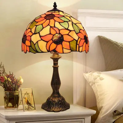 "Elegante Tiffany Schreibtischlampe mit mediterranen Mustern, flexibler Schwanenhals, antike Ausstrahlung für Wohnräume."