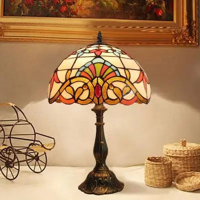 "Elegante Tiffany Schreibtischlampe mit mediterranen Mustern, flexibler Schwanenhals, antike Ausstrahlung für Wohnräume."