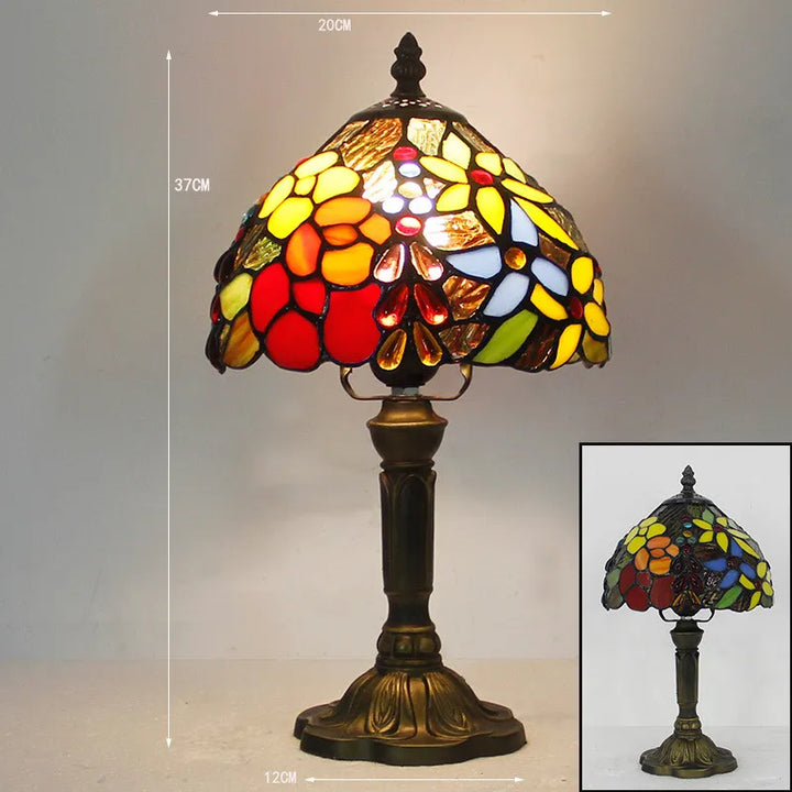 "Elegante Tiffany Schreibtischlampe mit mediterranen Mustern, flexibler Schwanenhals, antike Ausstrahlung für Wohnräume."
