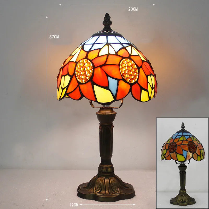 "Elegante Tiffany Schreibtischlampe mit mediterranen Mustern, flexibler Schwanenhals, antike Ausstrahlung für Wohnräume."