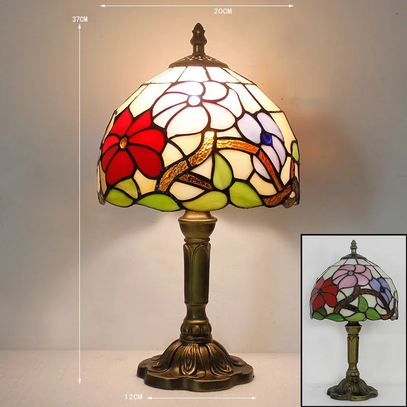 "Elegante Tiffany Schreibtischlampe mit mediterranen Mustern, flexibler Schwanenhals, antike Ausstrahlung für Wohnräume."