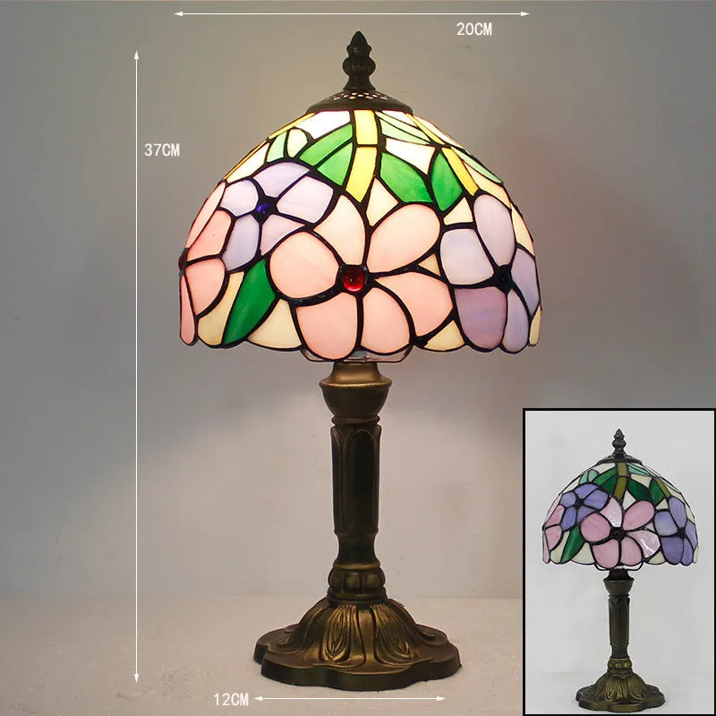 "Elegante Tiffany Schreibtischlampe mit mediterranen Mustern, flexibler Schwanenhals, antike Ausstrahlung für Wohnräume."