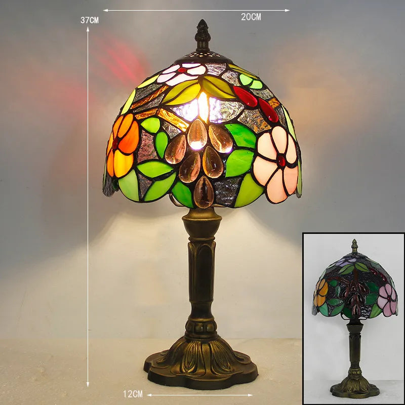 "Elegante Tiffany Schreibtischlampe mit mediterranen Mustern, flexibler Schwanenhals, antike Ausstrahlung für Wohnräume."