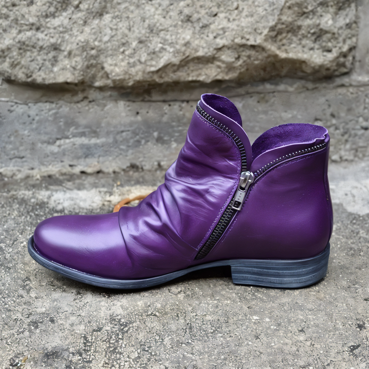 Nahaufnahme: Hochwertige schwarze Unisex Ankle Boots aus Leder, elegante Herbstschuhe mit Komfort.