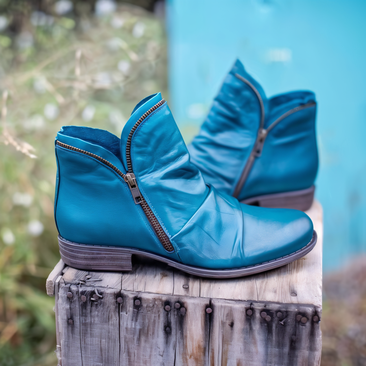 Detailansicht der Lederoberfläche: Elegante Unisex Ankle Boots, komfortable Herbststiefel.