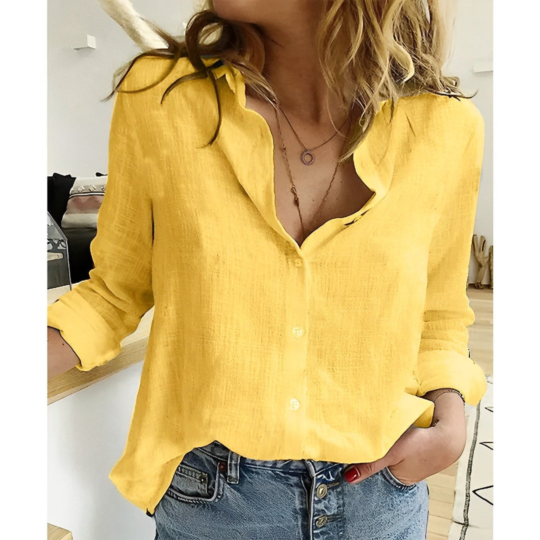 Rückenansicht der Viviane Damen Button-Down Bluse. Zeigt den lockeren, komfortablen Schnitt für Freizeit & Sommer.