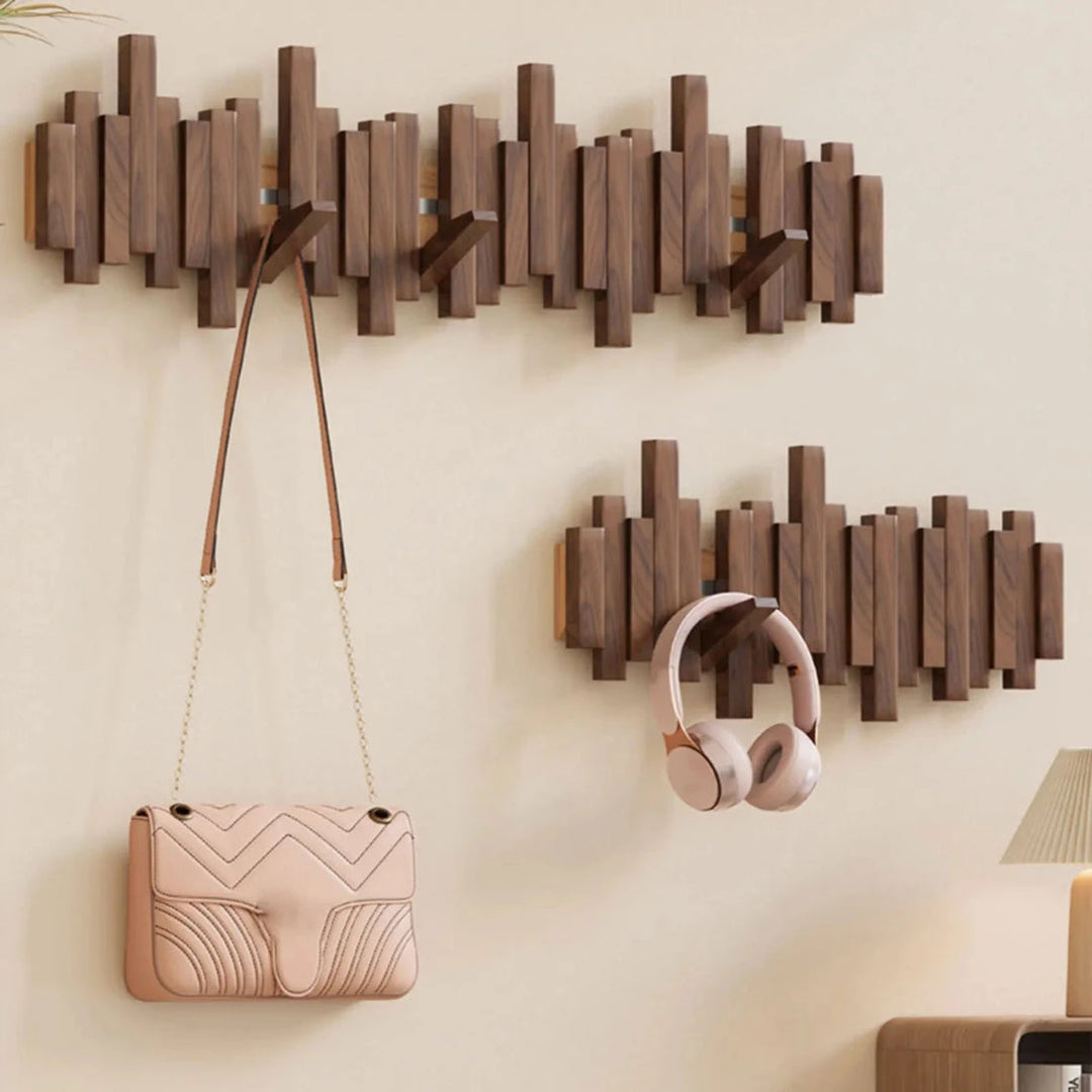 Helle Wandgarderobe aus Buchenholz für eine platzsparende und stilvolle Flurgarderobe im Eingangsbereich.