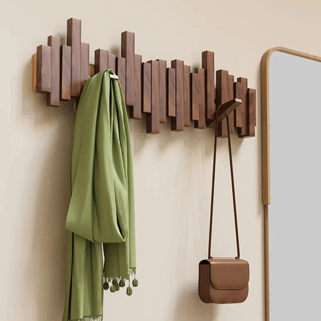 Vielseitige Holzgarderobe für den Flur; aus Nussbaum oder Buche, passend für jede Jahreszeit und jeden Stil.
