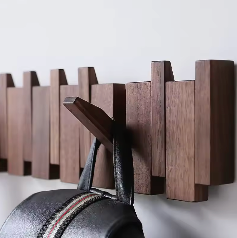 Stabile Wandgarderobe aus Holz für einfache Wandmontage, bietet Ordnung und Stil in jedem Eingangsbereich.