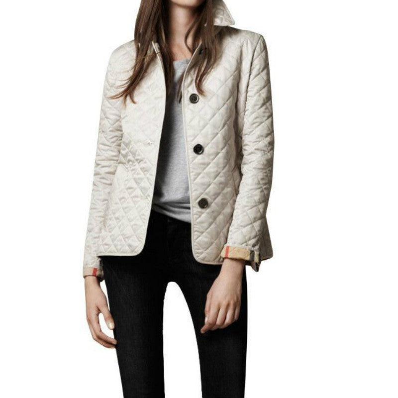 Stilvolle Kurzjacke für Damen, gesteppt und warm, ideal für Freizeit und alltägliche Eleganz.