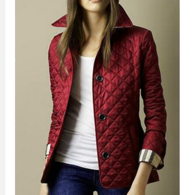 Hochwertige Damen Steppjacke in ansprechendem Design, vielseitig kombinierbar für Herbstmode.