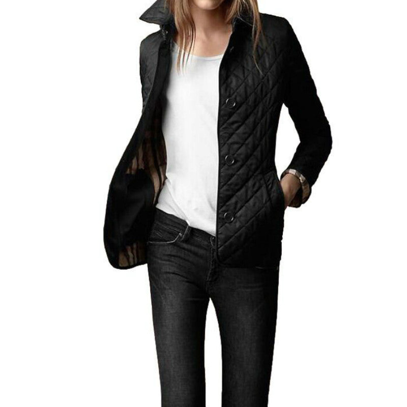 Zeitlose, elegante Damenjacke, gesteppt und wärmend, eine ideale Wahl für modische Herbstoutfits.